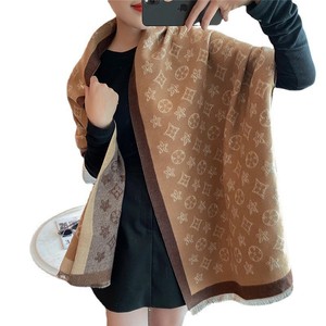 Sciarpa Vintage da Donna con Stampa Monogramma, Effetto Cashmere, Reversibile con Nappe, per Tutte le Stagioni, Taglia Grande, Mantella Elegante - Product Image 6