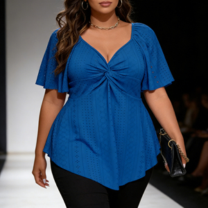 Haut Peplum Décontracté Bleu Royal à Col en V avec Torsion sur le Devant, Manches à Volants et Broderie Anglaise pour Femmes Courbes – Collection Été 2026 - Product Image 2