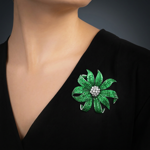 Broche de luxe pour femme, fleur, diamant taille émeraude, or 18 carats, bijoux de soirée - Product Image 3