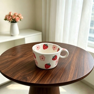 Tasse à café en céramique élégante à motif imprimé <span class=keywords><strong>fraise</strong></span> et fleur, avec bord irrégulier, en porcelaine, mug polyvalent pour le petit-déjeuner - Product Image 1