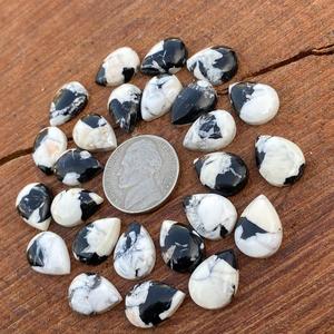 Cabochon de pierre précieuse naturelle en forme de poire, blanc et noir, 14x10 mm, calibré parfaitement pour la fabrication de bijoux, style sud-ouest. - Product Image 1