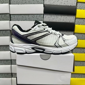 Chaussures de course rétro unisexes en mesh avec détails irisés violets, amorti confortable, style Saucony Millennium, baskets décontractées et sportives - Product Image 1