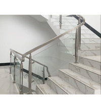 Escalier intérieur moderne en verre trempé droit avec éclairage LED et main courante en bois