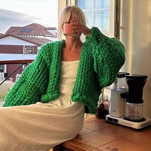 Özel Yapım %100 Yün Kışlık Fener Kol Bayan El Yapımı Tığ İşi Örgü Kazak Kalın Örgülü Krop Top Tığ İşi Hırka Kadın Süveteri - Product Image 2