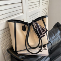 Sac fourre-tout imperméable en PU bicolore à texture haute, avec foulard imprimé, grande capacité, pour femme, sac à bandoulière/portable élégant pour le travail