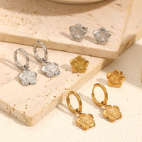 Boucles d'oreilles pendantes en acier inoxydable plaqué or 18 carats avec fleurs en titane, style mode