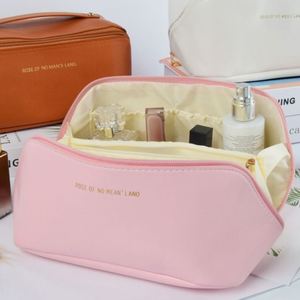 Trousse de Toilette Carrée de Luxe en Cuir pour Femme avec Design Imprimé en Letterpress et Fermeture Éclair de Voyage - Product Image 5