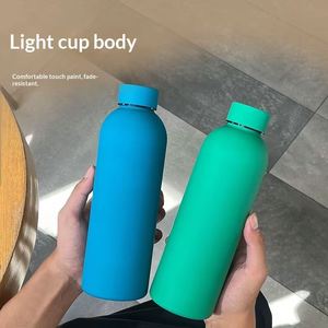 Botella Térmica Deportiva de Acero Inoxidable con Aislamiento al Vacío, Boca Pequeña y Estrecha, con Recubrimiento de Goma Suave al Tacto y Logotipo Exterior - Product Image 3
