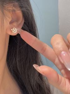 Boucles d'oreilles clous unisexes UM Jewelry en argent 925 plaqué or 18 carats avec perles d'eau douce et zircon blanc, idéales pour mariage, anniversaire, fête - Product Image 2
