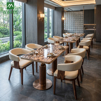 Ensemble de tables et chaises rectangulaires modernes en métal et bois, durables et écologiques, pour hôtels, restaurants, cafés et usage commercial.