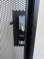 Kabinet Server Standar 19" Profesional 47U untuk Dataran Tinggi, Terbuat dari Baja SPCC, Rel yang Dapat Disesuaikan, Perlindungan IP20 untuk Server Pusat Data