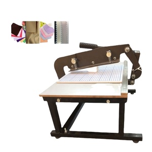 Coupeur manuel en zigzag pour textiles, état neuf, idéal pour un usage domestique et la découpe d'échantillons en vente au détail - Product Image 1