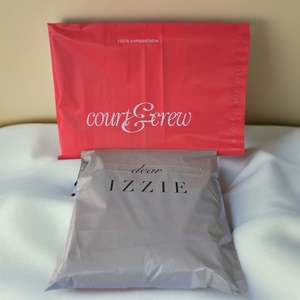 Sacs d'expédition personnalisés en polyéthylène mat noir avec adhésif puissant recyclable pour vêtements - Product Image 4