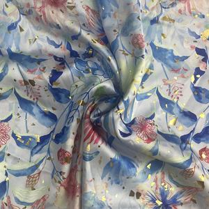 Tela estampada de lámina de satén de Spandex suave a la moda para prendas de mujer con estilo - Product Image 1
