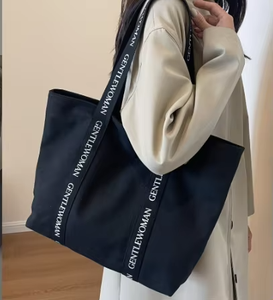 Sac fourre-tout en toile de coton personnalisé avec logo de marque pour le sport et le style de vie actif, idéal pour la salle de sport - Product Image 2