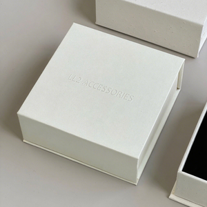 Boîte d'emballage en papier pour bijoux en gros, logo personnalisé en relief, <span class=keywords><strong>bracelet</strong></span>, collier, boucles d'oreilles, bague, boîte à bijoux magnétique à rabat - Product Image 3