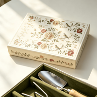 Coffret Cadeau Floral Vintage 3 Pièces : Outils de Jardin en Acier Inoxydable (Truelle, Cultivateur, Fourche) avec Manche en Bois – Idéal pour Jardiniers