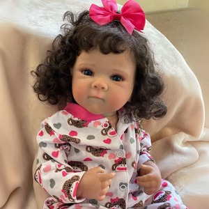 OtardDolls Poupée Reborn réaliste en vinyle de 45 cm, jouet pour bébé fille avec cheveux bouclés et nœud rose pour enfants - Product Image 2
