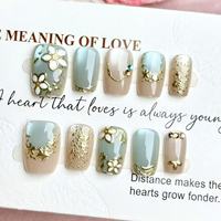 Ongles bleu brumeux à motif géométrique animalier, style français court, fleurs dorées, texture luxueuse haut de gamme
