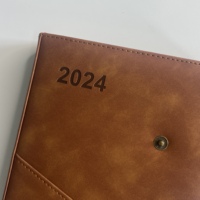A5 gros impression personnalisée en cuir PU 2024 planificateur quotidien carnet de notes avec index poche rectangle fermeture magnétique jaune