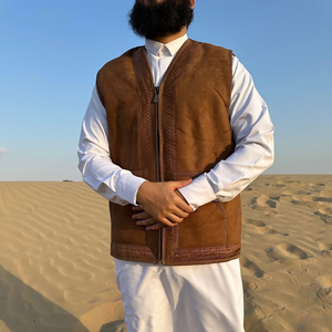 تصميم جديد 2025 عباءة إسلامية شتوية دافئة للرجال من الفرو الصناعي والشمواه بتصميم سعودي، سترة ثوب إسلامي للرجال - Product Image 3