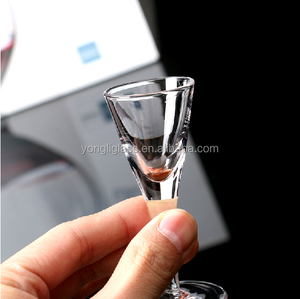Vente en gros de 10ml verre à liqueur personnalisé verre à gobelet court petit verre à liqueur avec pied pour Baijiu Soju liqueur Saki saké mini verrerie - Product Image 4