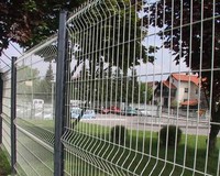 Clôture soudée en treillis métallique courbé en V 3D revêtu d'acier galvanisé de haute qualité et options de porte en treillis pour clôtures et treillis extérieurs