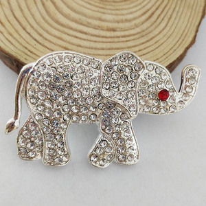 Broche de Perlas y Elefantes con Pedrería Plateada de la Hermandad Griega Delta para Mujer, Joyería para Divas de Hermandades - Product Image 2