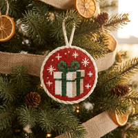 Boîte Cadeau de Noël avec Ornement Brodé et Nœud Vert pour Décoration Festive Artisanale de Luxe à Suspendre sur l'Arbre de Noël