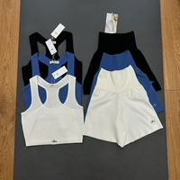 Ensemble de fitness deux pièces pour femme : Soutien-gorge de sport réversible et respirant avec logo frontal et short de fitness taille haute
