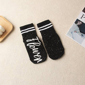 Vente en gros de <span class=keywords><strong>bas</strong></span> de fête pour mariée chaussette de mariage en coton doux lettres de demoiselle d'honneur noir <span class=keywords><strong>blanc</strong></span> chaussettes de demoiselle d'honneur pour femmes - Product Image 5