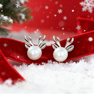 Orecchini a perno in oro bianco E3439 con perle d'acqua dolce e design animale per l'uso quotidiano da donna - Product Image 3