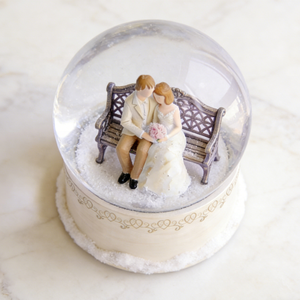 Globe à neige pour couple de mariés avec musique et lumières, figurine romantique sur banc pour cadeaux de mariage et décoration intérieure - Product Image 2