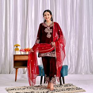 Tunique décontractée en velours brodée de motifs Paisley avec dupatta en tulle, Salwar Kameez, tenue ethnique indienne pour femmes pour mariage et fêtes - Product Image 1