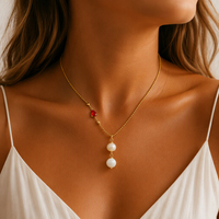 Collier tendance et élégant à deux niveaux en acier inoxydable plaqué or PVD 18 carats avec perles d'eau douce et chaîne satellite en cristal en forme de poire