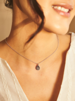 Collier goutte d'eau personnalisé avec initiales gravées et bord perlé, en acier inoxydable 316L plaqué or PVD 18K, étanche et inaltérable