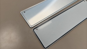 Cadre de <span class=keywords><strong>plaque</strong></span> d'<span class=keywords><strong>immatriculation</strong></span> sur mesure en aluminium antirouille pour accessoire extérieur de voiture - Product Image 5