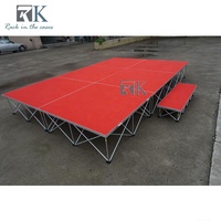Scène mobile robuste avec escalier, finition moquette rouge