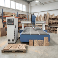 Routeur CNC haute précision avec table à vide et changeur d'outils automatique pour optimiser l'efficacité dans la fabrication de panneaux de porte, de meubles et de produits publicitaires