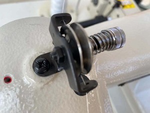 Machine à coudre pour le pliage des ourlets de pantalons (modèle RN-106TT) – Machine à coudre industrielle pour vêtements en tissu épais - Product Image 5
