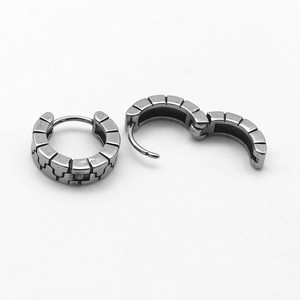 Boucles d'oreilles Huggie Rétro Moto yunnique en Acier Titane à Motif Géométrique, Clous d'oreilles, Usine de Guangzhou - Product Image 3