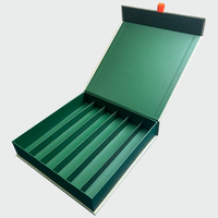 Boîte cadeau en carton rigide auto-élevante avec logo personnalisé, fermeture magnétique recyclable, doublure en éponge et gaufrage pour l'emballage de snacks