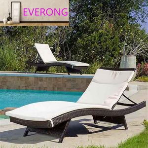 Chaise longue pliante moderne en rotin pour extérieur <span class=keywords><strong>avec</strong></span> <span class=keywords><strong>coussin</strong></span>, idéale pour la détente à la plage, au bord <span class=keywords><strong>de</strong></span> la piscine, dans les bains thermaux, les cours, les hôtels et les jardins - Product Image 1