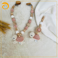 Amigurumi Chaîne de poussette Attache-sucette Pendentif pour siège de bébé Jouet de naissance Jouet en bois Cadeau de naissance pour bébé