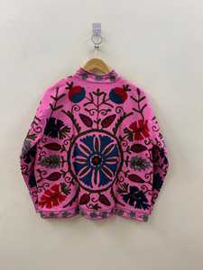 เสื้อแจ็คเก็ตบอมเบอร์กำมะหยี่สีชมพู ปักลายสัตว์ด้วยมือ แต่งลูกไม้ ระบายอากาศได้ดี เหมาะสำหรับฤดูหนาว ติดกระดุม บุด้วยใยฝ้าย สไตล์โบโฮ ผู้ผลิต OEM สำหรับส่งออก - Product Image 2