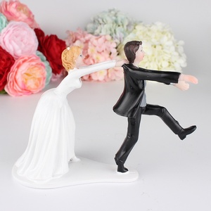 Figurines de gâteau de mariage en résine pour mariée et marié Ornement de Noël écologique pour la décoration de gâteau Motif de sculpture en stock - Product Image 2