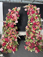Arche florale de luxe verte et rose vif avec guirlande florale fuchsia pour décorations de table de mariage et de fête