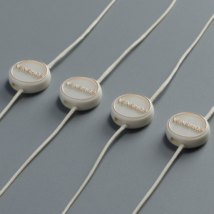 Kunden spezifische Taschen mit 3D-geprägten Markenlogos Kleidung Kunststoff-Tags Seil dichtungen und Logos Hang <span class=keywords><strong>Tag</strong></span> Silk <span class=keywords><strong>String</strong></span> Cord - Product Image 2