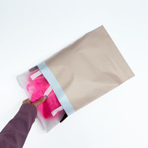 Sobres de Poliéster Personalizados Color Durazno con Impresión de Logotipo Negro, Bolsas de Envío de Marca para Ropa, Comercio Electrónico para Pequeñas Empresas - Product Image 3