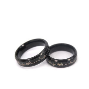 แหวนแฟชั่น เครื่องประดับวีลิงค์ แหวนแต่งงานไทเทเนียมคลาสสิก สำหรับคู่รัก ขายส่ง ชุดแหวนชุบดำ ลายคาร์ดิโอกราฟ - Product Image 1
